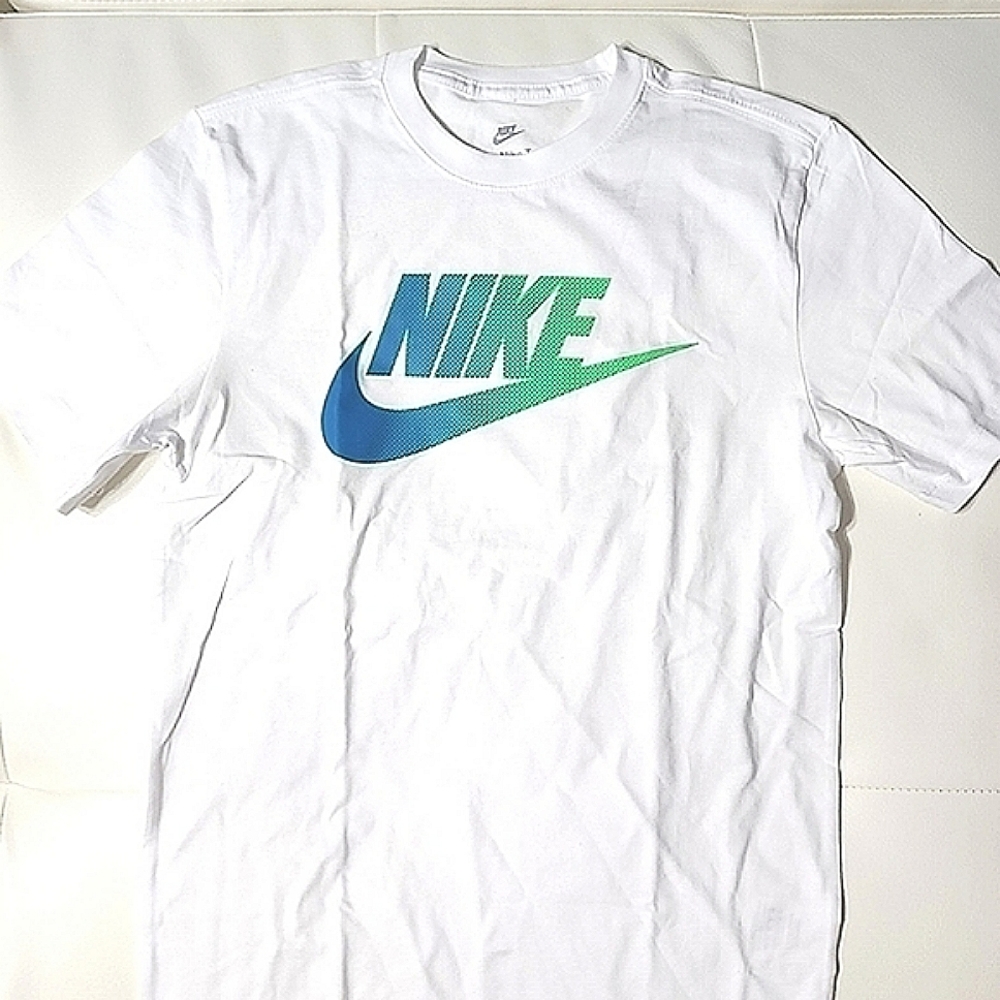 NWT Unisex Nike Essential T-shirt Size Small - Picture 2 of 7